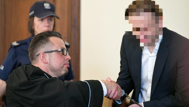 Były szef Amber Gold Marcin P.  oraz jego obrońca Michał Komorowski na sali sądowej / 	Adam Warżawa    /PAP