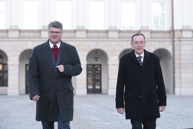 Były szef CBA i były minister spraw wewnętrznych Mariusz Kamiński (P) oraz jego były zastępca Maciej Wąsik (L) podczas konferencji prasowej przed Pałacem Przezydenckim w Warszawie /Marcin Obara /PAP