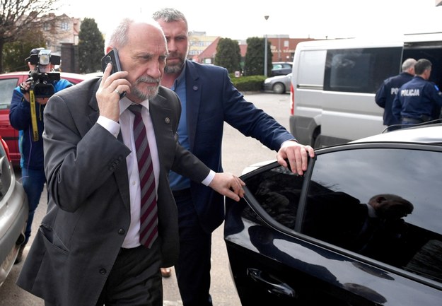 Były szef MON Antoni Macierewicz wchodzi do budynku Prokuratury Okręgowej w Tarnobrzegu /Darek Delmanowicz /PAP