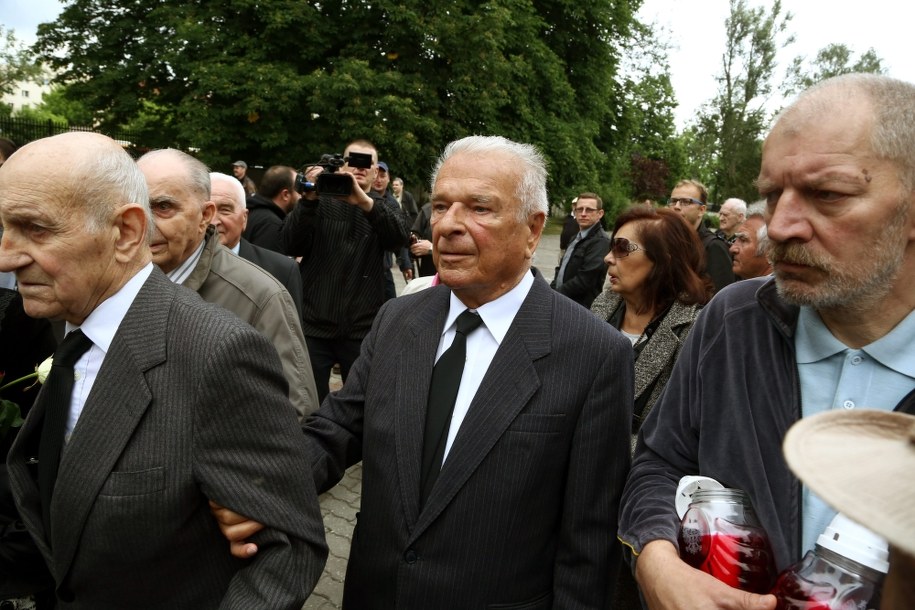 Były szef MSW Czesław Kiszczak (2P) podczas uroczystości pogrzebowych generała Wojciecha Jaruzelskiego na wojskowych Powązkach /Tomasz Gzell    /PAP