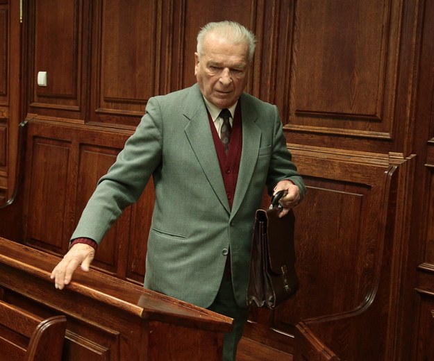 Były szef MSW Czesław Kiszczak w Sądzie Okręgowym w Warszawie w 2012 roku /Tomasz Gzell /PAP