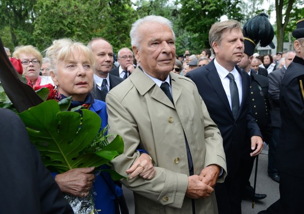 Były szef MSW Czesław Kiszczak z żoną Marią Teresą i synem, podczas uroczystości pogrzebowych generała Wojciecha Jaruzelskiego / 	Jacek Turczyk    /PAP