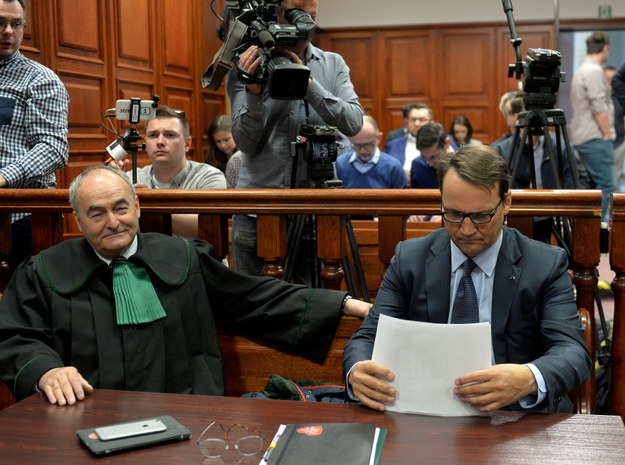 Były szef MSZ Radosław Sikorski (P) i adwokat Krzysztof Stępiński (L) na sali sądowej /PAP/Marcin Obara /PAP