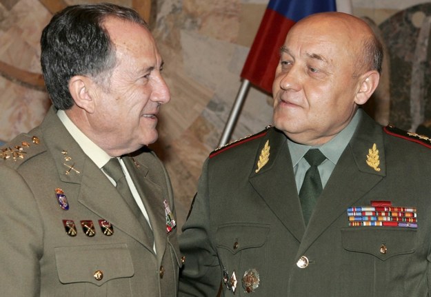 Były szef Sztabu Generalnego Sił Zbrojnych Federacji Rosyjskiej gen. Jurij Bałujewski (po prawej) na zdjęciu z 2007 roku /STRINGER /PAP/EPA