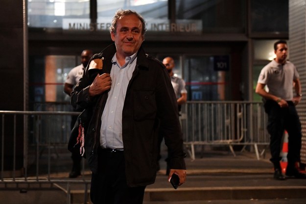 Były szef UEFA Michel Platini po przesłuchaniu w siedzibie policji w Nanterre /	JULIEN DE ROSA /PAP/EPA