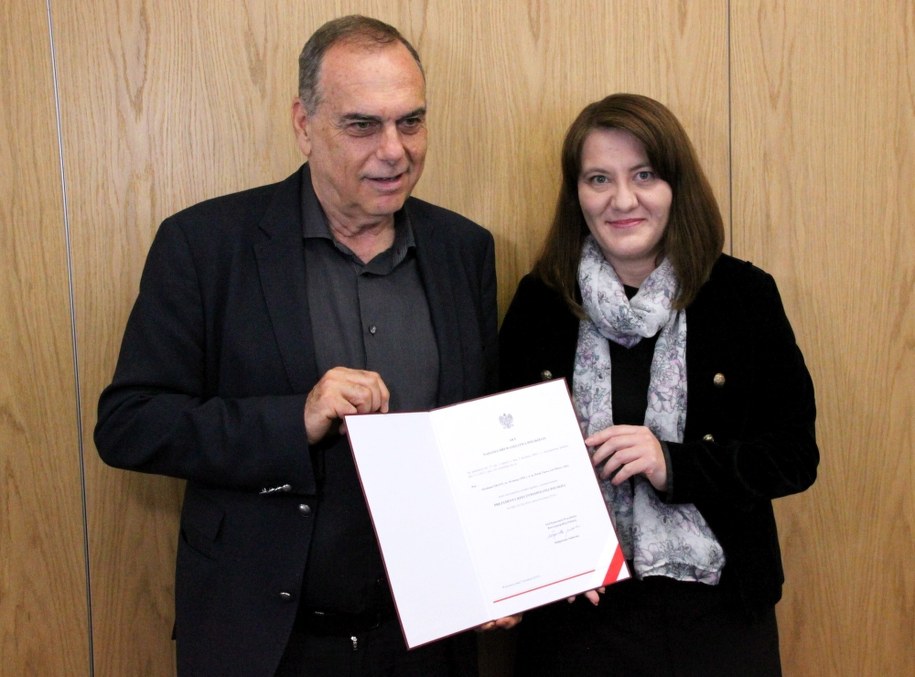 Były szkoleniowiec Chelsea Londyn Avram Grant (L) odebrał z rąk pani konsul Renaty Wasilewskiej-Mazur (P) polski paszport w konsulacie RP w Londynie /PAP/Konrad Jagodziński /PAP