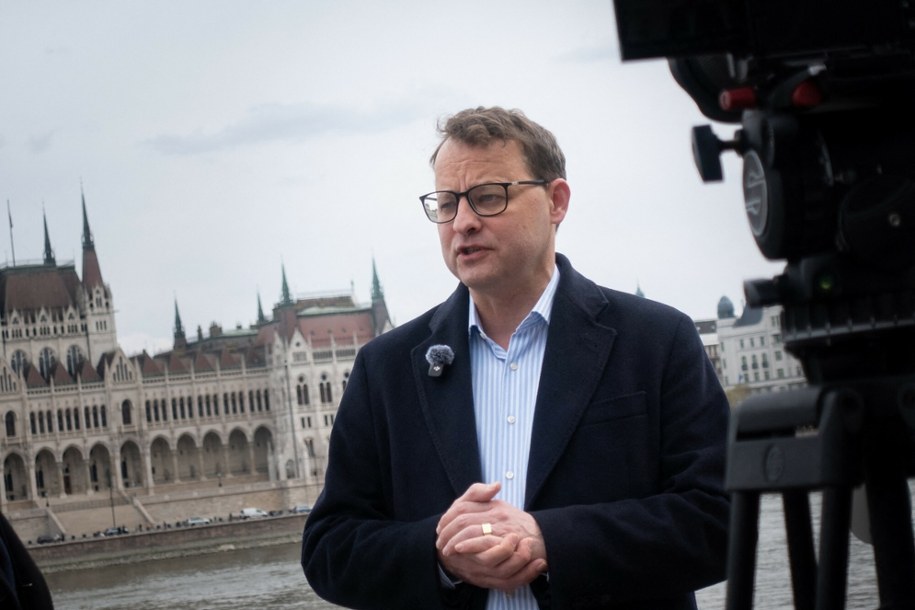 Były wiceminister sprawiedliwości Marcin Romanowski nad brzegiem Dunaju w Budapeszcie na Węgrzech, zdj. z 10 kwietnia 2026 roku /Nur Photo/East News /East News