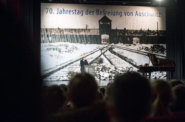 Były więzień Auschwitz walczy z „polskimi obozami”