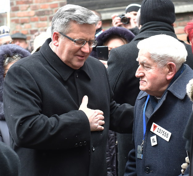 Były więzień Dyonizy Lechowicz (P) rozmawia z prezydentem Bronisławem Komorowskim, podczas uroczystości 70. rocznicy wyzwolenia KL Auschwitz /Jacek Bednarczyk /PAP