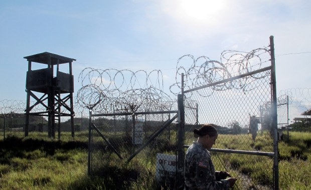 Były więzień Guantanamo dostał pieniądze od Wielkiej Brytanii. Przekazał je ISIS?