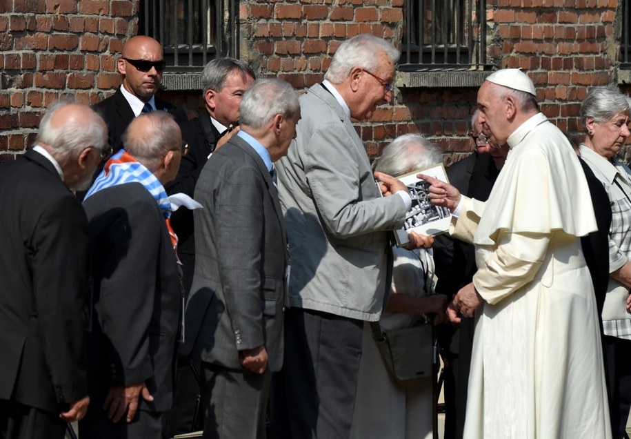 Były więzień Naftali Fuerst wita się z papieżem Franciszkiem /Radek Pietruszka /PAP