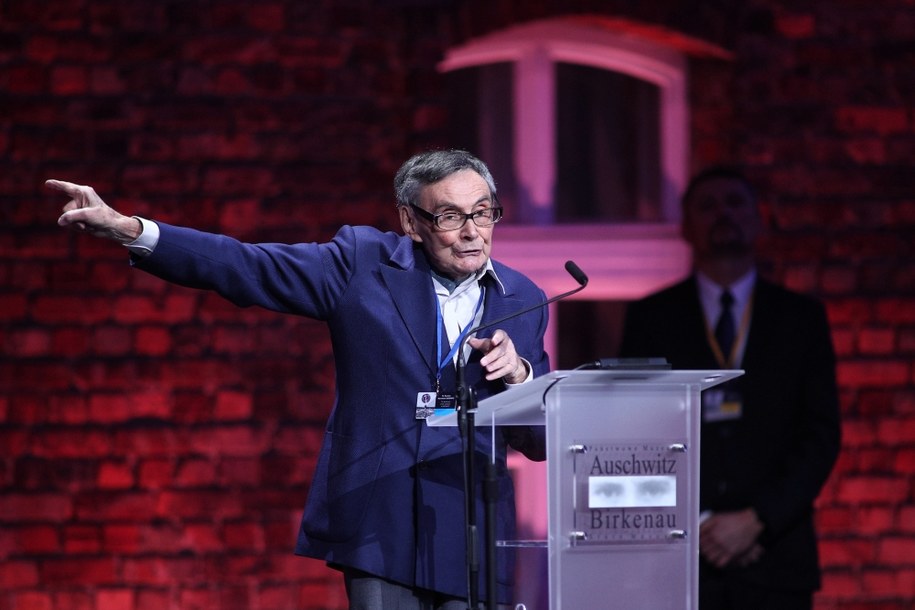 Były więzień obozu Marian Turski podczas uroczystości przed Bramą Śmierci byłego obozu Auschwitz II-Birkenau w Oświęcimiu //Łukasz Gągulski /PAP