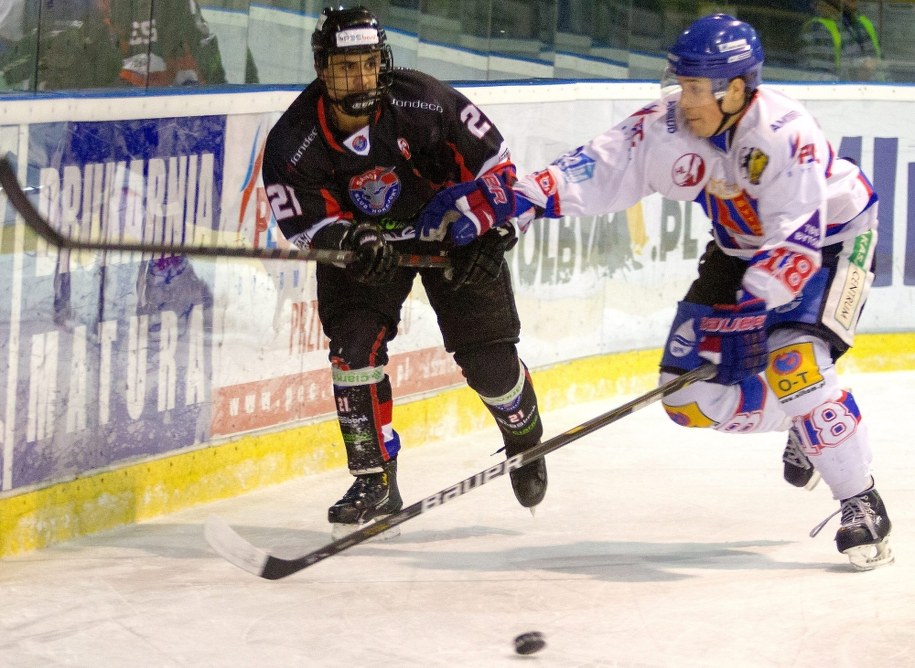 Bytom, 1 grudnia 2013. Rafał Ćwikła z Ciarko PBS Bank KH Sanok (po lewej) walczy o krążek z zawodnikiem Polonii Bytom /Andrzej Grygiel /PAP