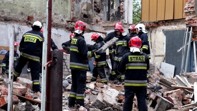 Bytom: Runęły ściana i dach budynku. Pod gruzami nie ma ludzi