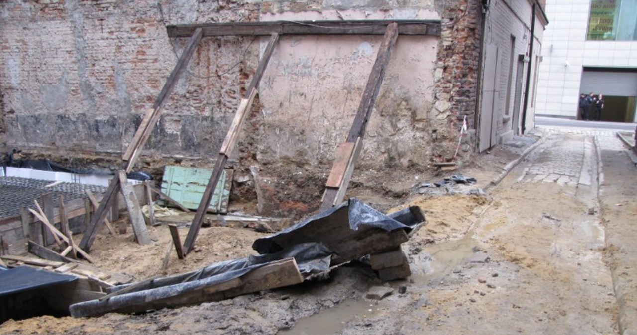 Bytom: Zabytkowa ulica uszkodzona przez sprzęt budowlany