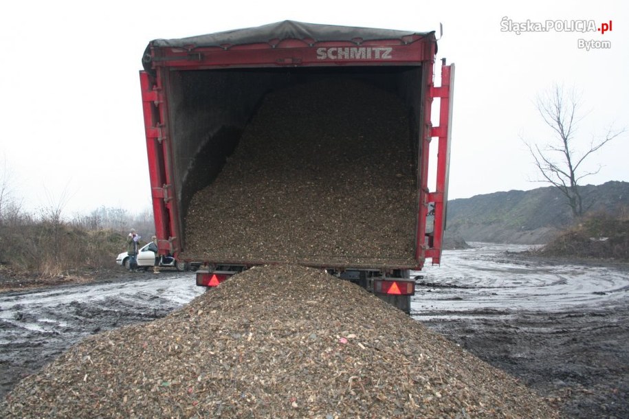 Bytomscy policjanci przeszkodzili w nielegalnym wysypaniu w tym mieście przywiezionych z Niemiec odpadów /KMP w Bytomiu /Policja