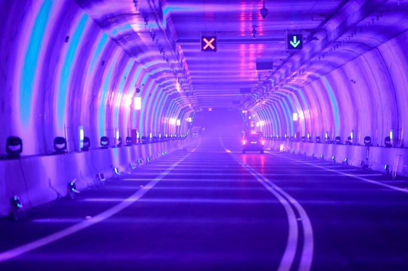 Bywają dni, gdy tunelem pod Świną przejeżdża przeszło 20 tys. samochodów /ROBERT STACHNIK/REPORTER /East News