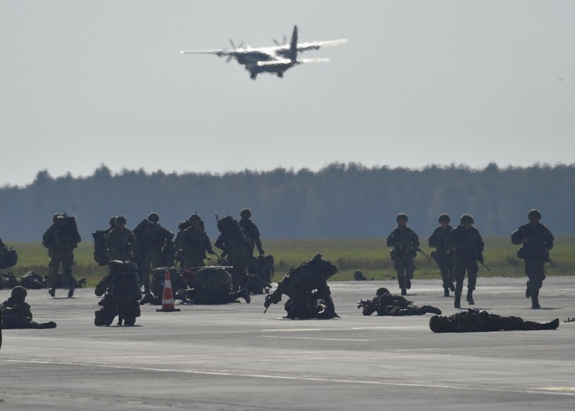 C-295 Casa odchodzi z Szyman po wysadzeniu żołnierzy /Piotr Placzkowski /East News