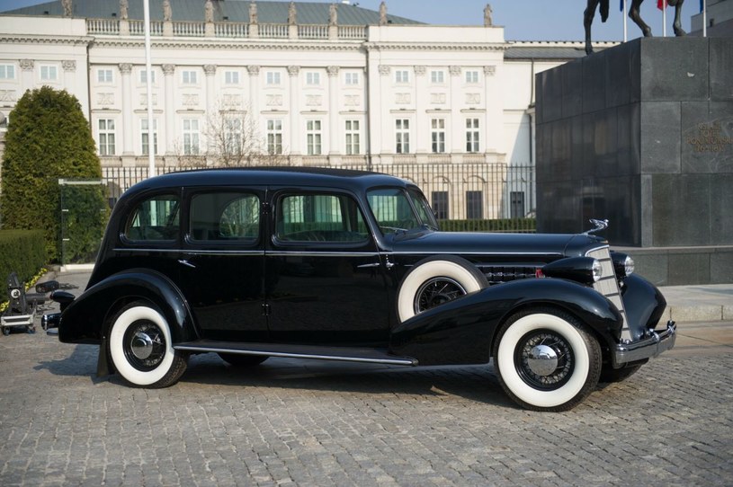 Cadillac 355D powstał na specjalne zamówienie - auto miałoo 10 cm wyższą karoserię, by marszałek Piłsudski nie musiał schylać głowy w czasie wsiadania /Bartosz Krupa /Agencja SE/East News
