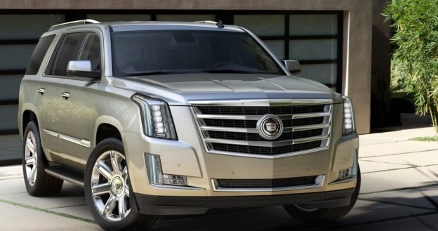 Cadillac Escalade porusza się na 20- lub 22-calowych obręczach. W pełni LED-owe reflektory należą do seryjnego wyposażenia nowego modelu. /Cadillac