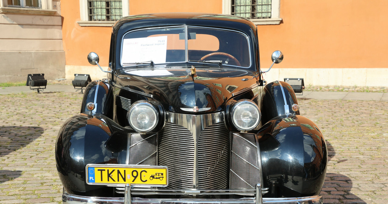 Cadillac Series 75 Fleetwood V8 Limousine z 1939 roku. Samochód zabytkowy ma żółte tablice i przywileje. /Piotr Molecki /East News