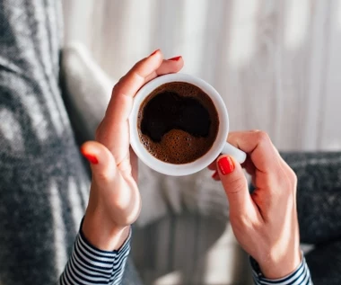 Caffe nap, czyli drzemka po kawie. Czy to prawda, że krótki sen wzmacnia działanie kofeiny?