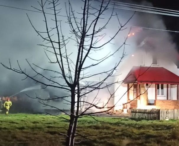 Cała rodzina bezpiecznie opuściła dom i schroniła się u sąsiadów /Policja