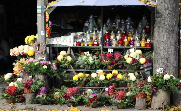 "Cała rodzina utraciła roczne dochody". Sprzedawcy o zamknięciu cmentarzy 1 listopada