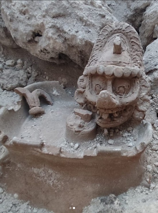 Cała rzeźba wraz z fragmentem odkopanej urny. Pochodzi ona z okresu klasycznego cywilizacji Majów i stworzono ją prawdopodobnie między 600 a 800 rokiem naszej ery /inahmx /Instagram
