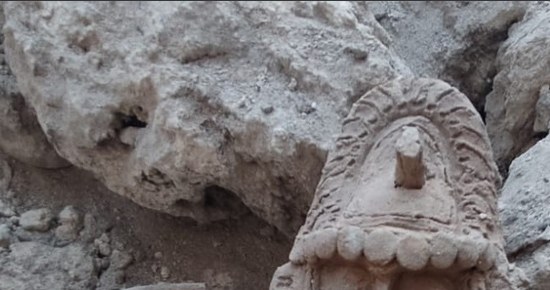 Cała rzeźba wraz z fragmentem odkopanej urny. Pochodzi ona z okresu klasycznego cywilizacji Majów i stworzono ją prawdopodobnie między 600 a 800 rokiem naszej ery /inahmx /Instagram