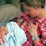 Całe wychowanie człowieka rozpoczyna się przy piersi matki /AFP