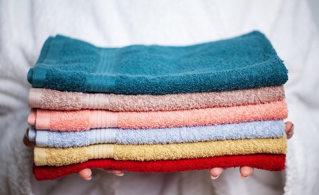 Całe życie nie wiedziałeś, po co są paski na ręcznikach! Odpowiedź zaskakuje