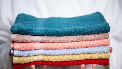 Całe życie nie wiedziałeś, po co są paski na ręcznikach! Odpowiedź zaskakuje