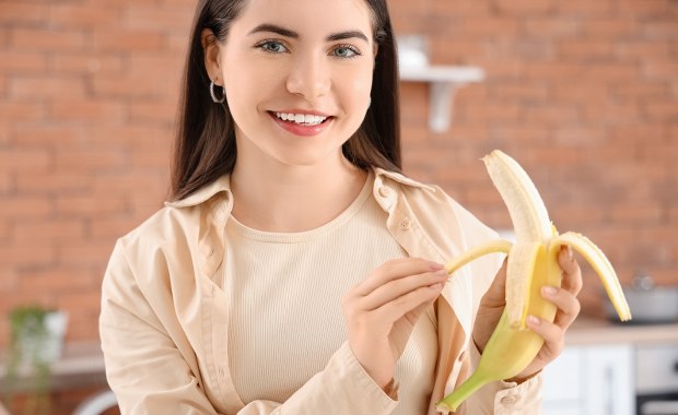 Całe życie usuwałaś nitki z banana? Jeść czy wyrzucać? Wyjaśniamy raz na zawsze