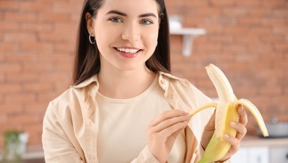 Całe życie usuwałaś nitki z banana? Jeść czy wyrzucać? Wyjaśniamy raz na zawsze