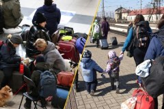 ​Całe życie w jednej walizce. Historie sześciu niezwykłych kobiet, które wbrew własnej woli stały się migrantkami [REPORTAŻ]