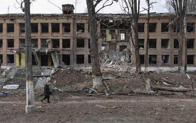 Całkowicie zniszczony budynek liceum po tym, jak rosyjska rakieta zaatakowała miasteczko Wasylków niedaleko Kijowa /MIKHAIL PALINCHAK /PAP/EPA