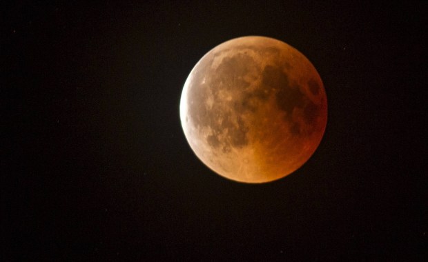 Całkowite zaćmienie Księżyca i superpełnia już w poniedziałek