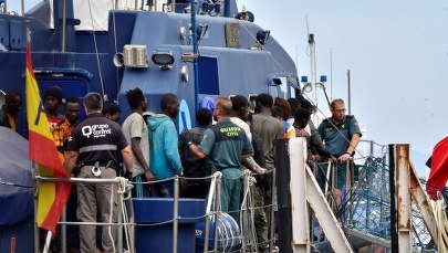 "Całkowity brak człowieczeństwa". Ponad 500 migrantów utknęło na statkach NGO