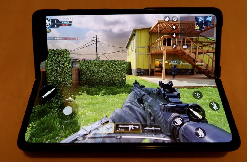 Call of Duty Mobile uruchomiony na Foldzie - po lewej stronie na górze widać, jak wcięcie na aparat zasłania część interfejsu /INTERIA.PL