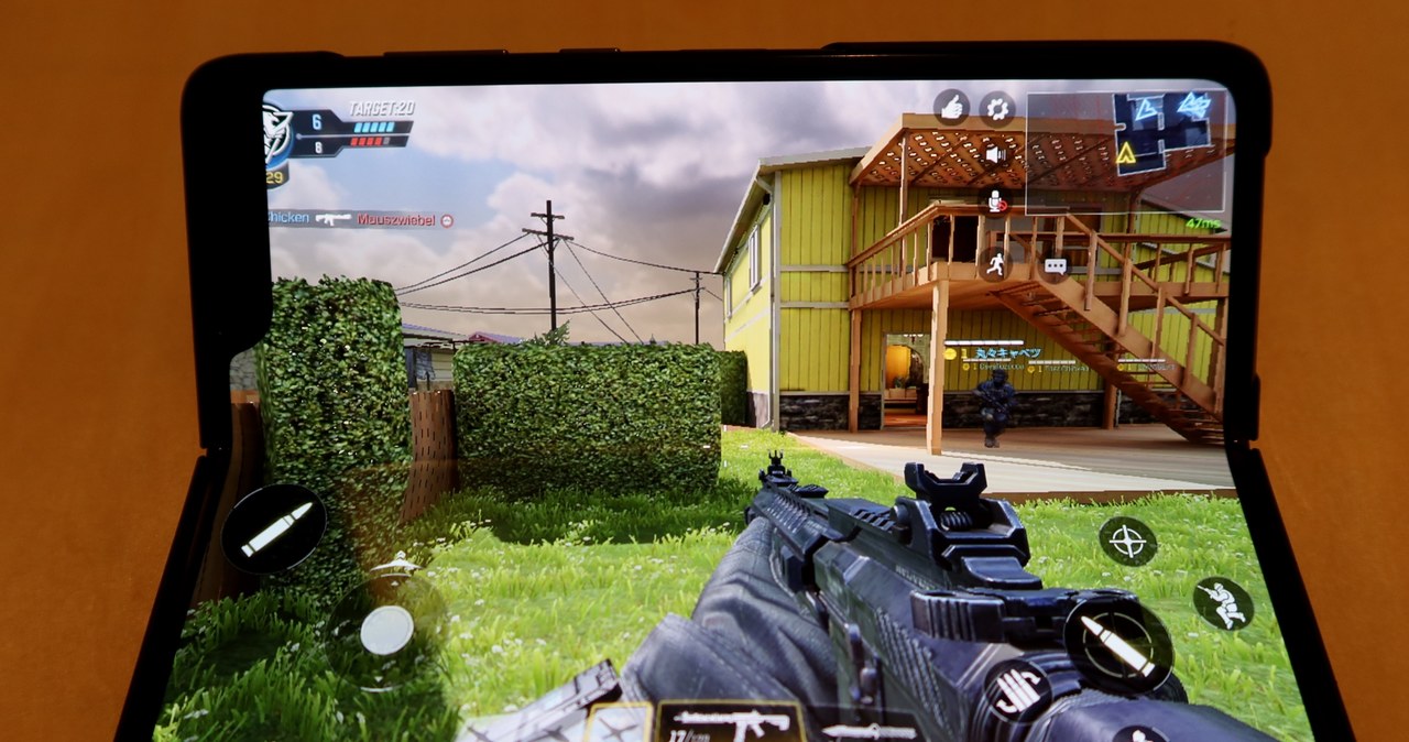 Call of Duty Mobile uruchomiony na Foldzie - po lewej stronie na górze widać, jak wcięcie na aparat zasłania część interfejsu /INTERIA.PL