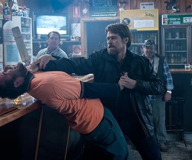 Callan Mulvey i Willem Dafoe w scenie z filmu "Łowca"