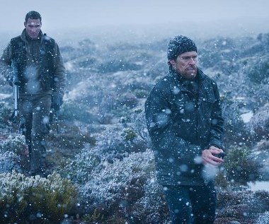 Callan Mulvey i Willem Dafoe w scenie z filmu "Łowca"