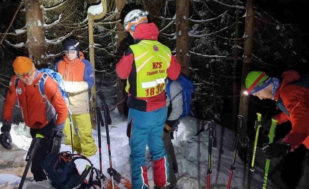 Całonocna akcja w Beskidach. Ratownicy poszukiwali snowboardzisty