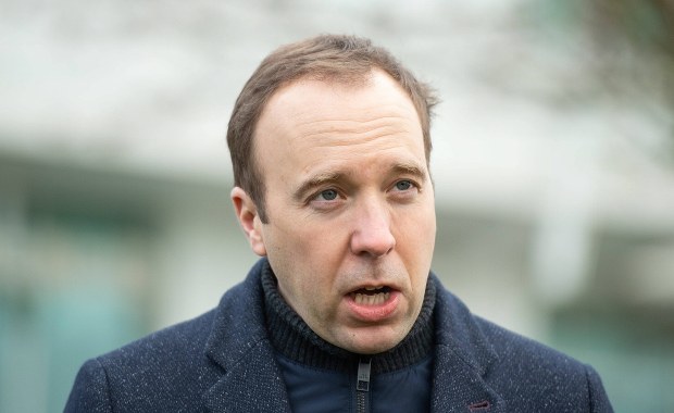 Całował się z kochanką. Minister zdrowia przyznał, że złamał restrykcje epidemiczne