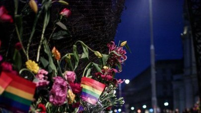 Całowali się pod spaloną tęczą