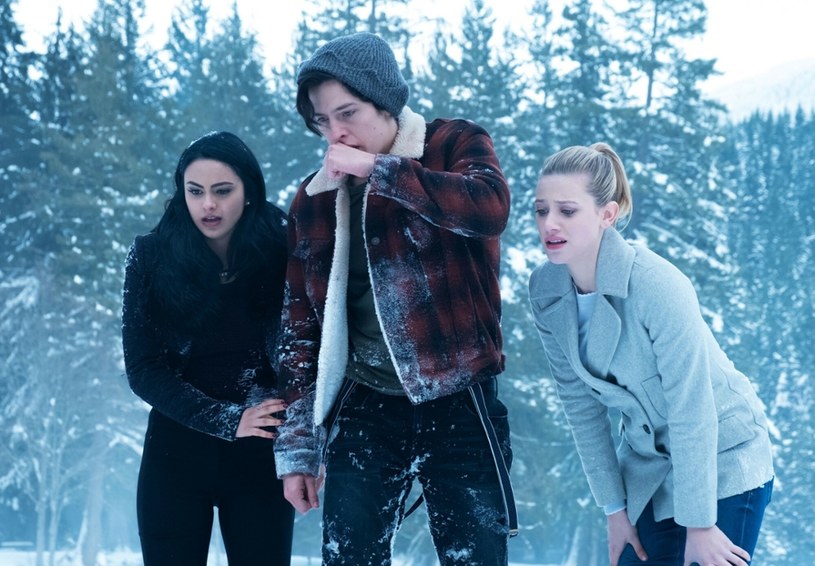 Camila Mendes z Lili Reinhart i Cole'em Sprouse'em w serialu "Riverdale" /CBS TELEVISION / Album Online /East News