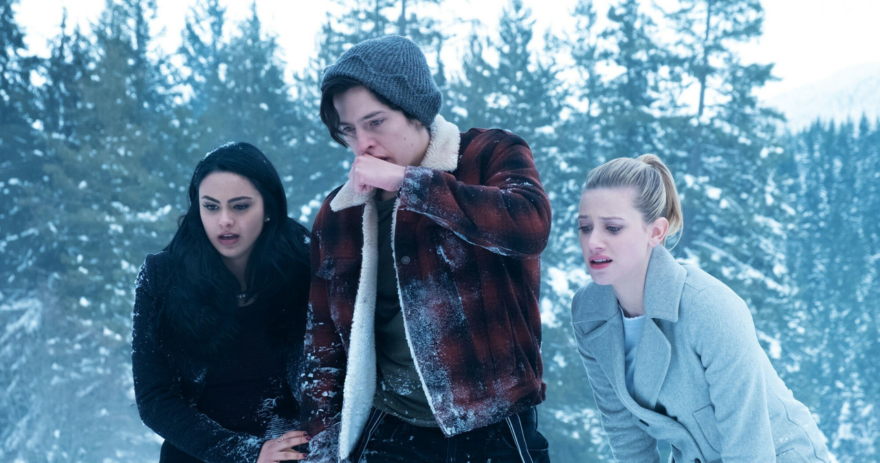 Camila Mendes z Lili Reinhart i Cole'em Sprouse'em w serialu "Riverdale" /CBS TELEVISION / Album Online /East News