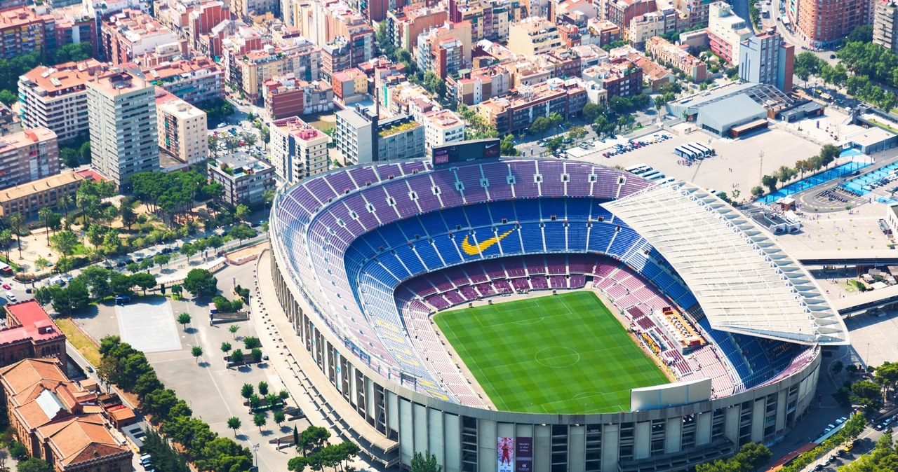 Camp Nou, stadion FC Barcelony, jest największym takim obiektem na świecie. Teraz trwa jego rozbudowa. /123RF/PICSEL