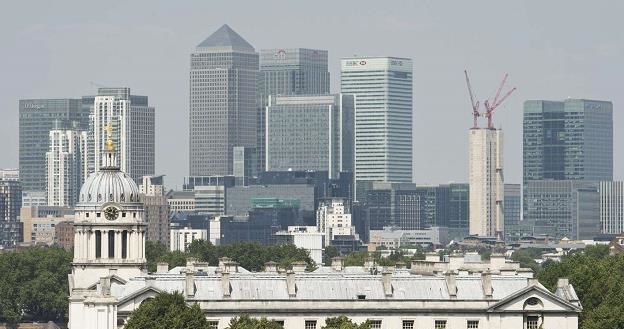 Canary Wharf w tle Londyn /AFP